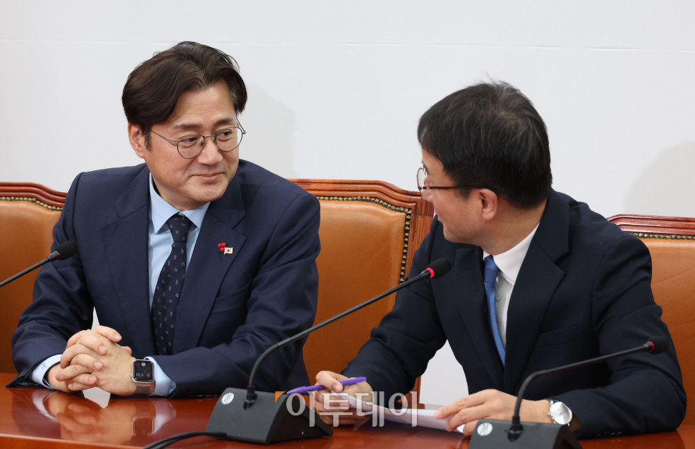 ▲홍익표(왼쪽) 청와대 정무수석이 21일 서울 여의도 국회에서 한병도 더불어민주당 원내대표를 예방하고 있다. 고이란 기자 photoeran@