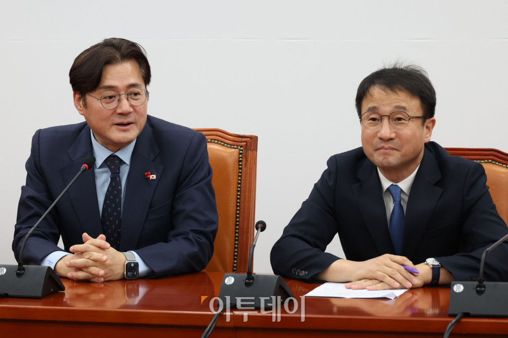 ▲홍익표(왼쪽) 청와대 정무수석이 21일 서울 여의도 국회에서 한병도 더불어민주당 원내대표를 예방하고 있다. 고이란 기자 photoeran@