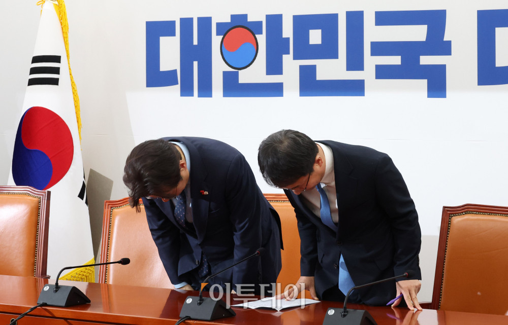 ▲홍익표(왼쪽) 청와대 정무수석이 21일 서울 여의도 국회에서 한병도 더불어민주당 원내대표를 예방하고 있다. 고이란 기자 photoeran@