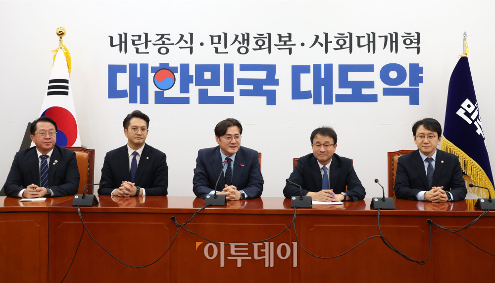 ▲홍익표(가운데) 청와대 정무수석이 21일 서울 여의도 국회에서 한병도(오른쪽 두번째) 더불어민주당 원내대표를 예방하고 있다. 고이란 기자 photoeran@