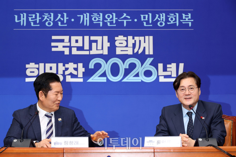 ▲홍익표(오른쪽) 청와대 정무수석이 21일 서울 여의도 국회에서 정청래 더불어민주당 대표를 예방하고 있다. 고이란 기자 photoeran@