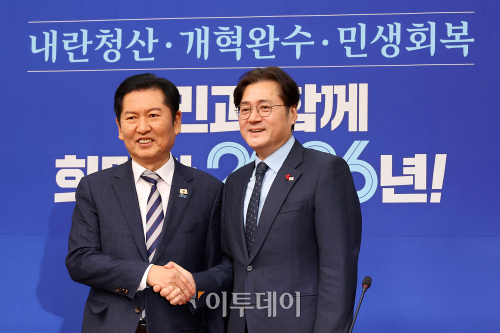 ▲홍익표(오른쪽) 청와대 정무수석이 21일 서울 여의도 국회에서 정청래 더불어민주당 대표를 예방하고 있다. 고이란 기자 photoeran@