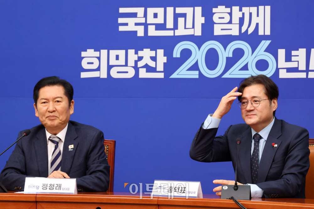 ▲홍익표(오른쪽) 청와대 정무수석이 21일 서울 여의도 국회에서 정청래 더불어민주당 대표를 예방하고 있다. 고이란 기자 photoeran@