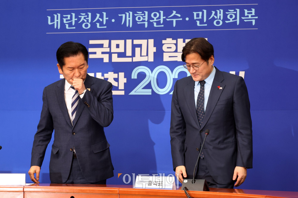 ▲홍익표(오른쪽) 청와대 정무수석이 21일 서울 여의도 국회에서 정청래 더불어민주당 대표를 예방하고 있다. 고이란 기자 photoeran@