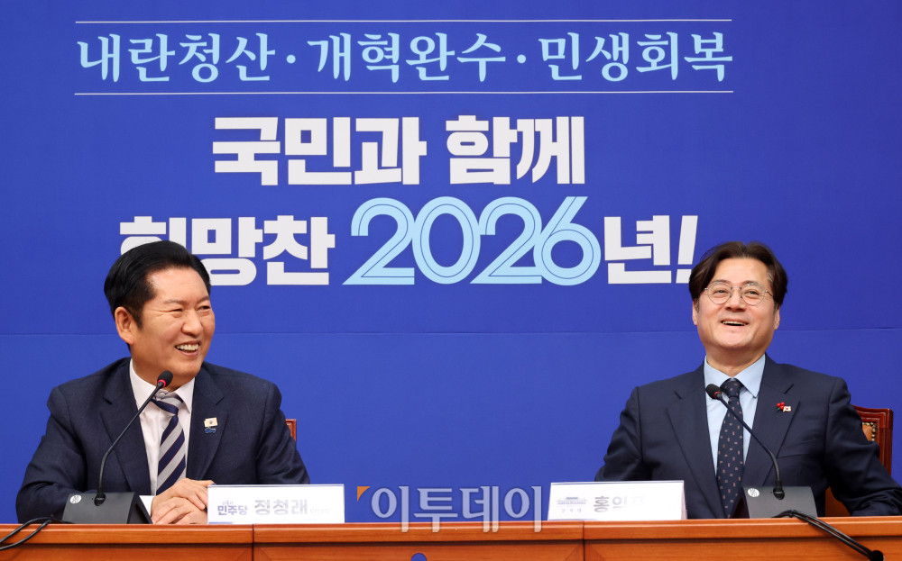 ▲홍익표(오른쪽) 청와대 정무수석이 21일 서울 여의도 국회에서 정청래 더불어민주당 대표를 예방하고 있다. 고이란 기자 photoeran@