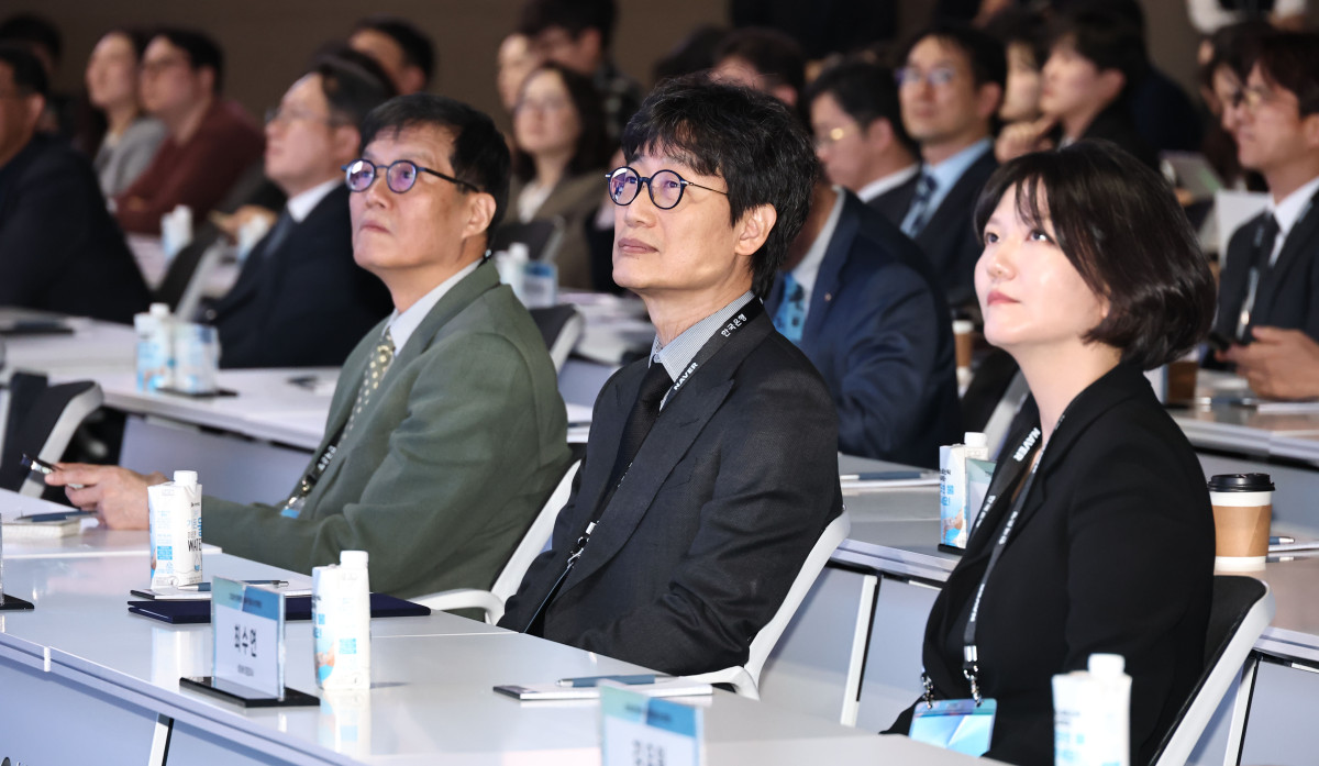 ▲ 이창용 한국은행 총재(왼쪽부터)와 이해진 네이버 창업자 겸 이사회 의장, 최수연 네이버 대표가 21일 서울 중구 한국은행 콘퍼런스홀에서 열린 2026 한국은행ㆍ네이버 공동 AX 콘퍼런스에서 류제명 과학기술정보통신부 제2차관의 기조연설을 경청하고 있다.  (사진=연합뉴스)
