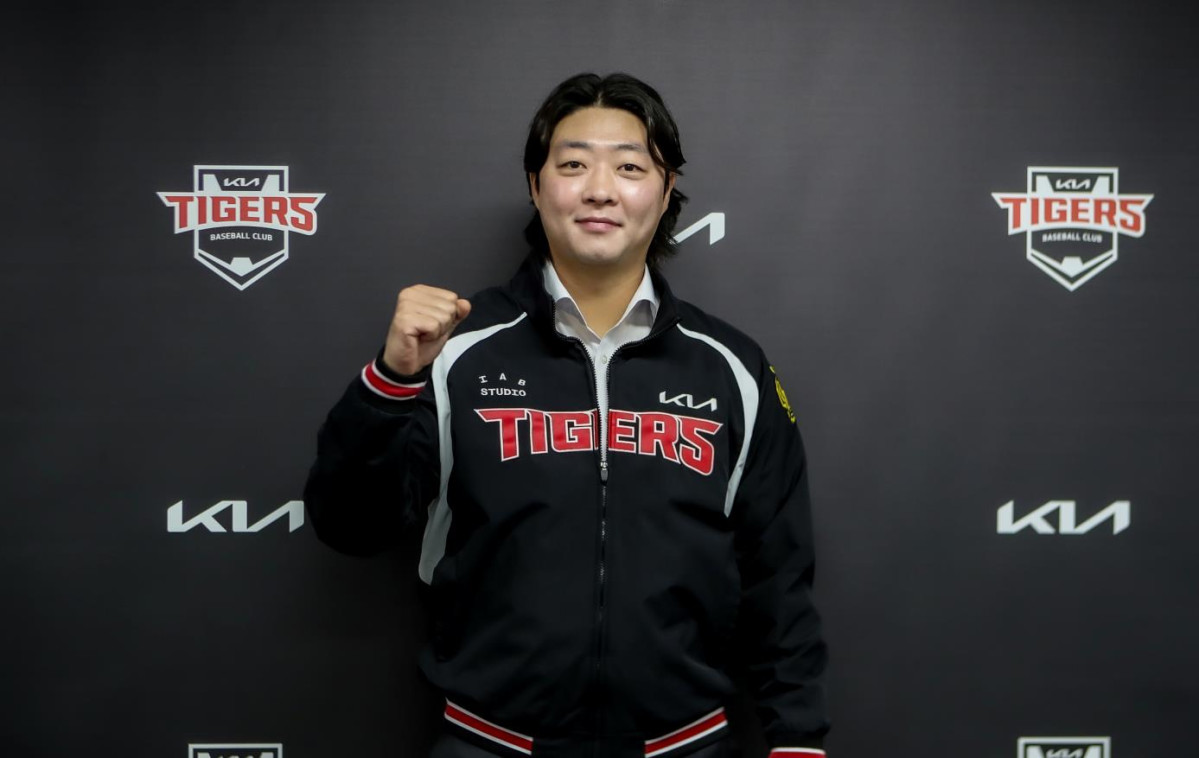 ▲왼손 불펜 투수 김범수가 21일 광주 기아챔피언스필드에서 프로야구 KIA 타이거즈와 자유계약선수(FA) 계약을 맺은 뒤 포즈를 취하고 있다. (사진제공=KIA 타이거즈)