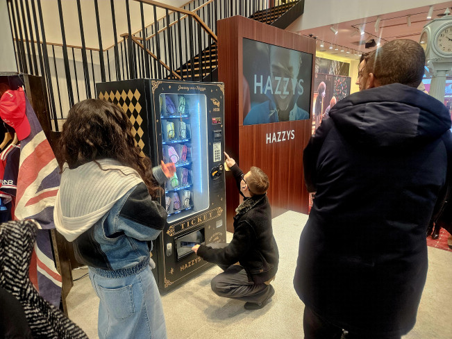 ▲21일 오전 10시 헤지스 ‘2026년 가을·겨울 시즌(26FW) 글로벌 수주회’ 현장에서 해외 바이어들이 콘셉트 티켓을 뽑고 있다. (사진=정영인 기자 oin@)