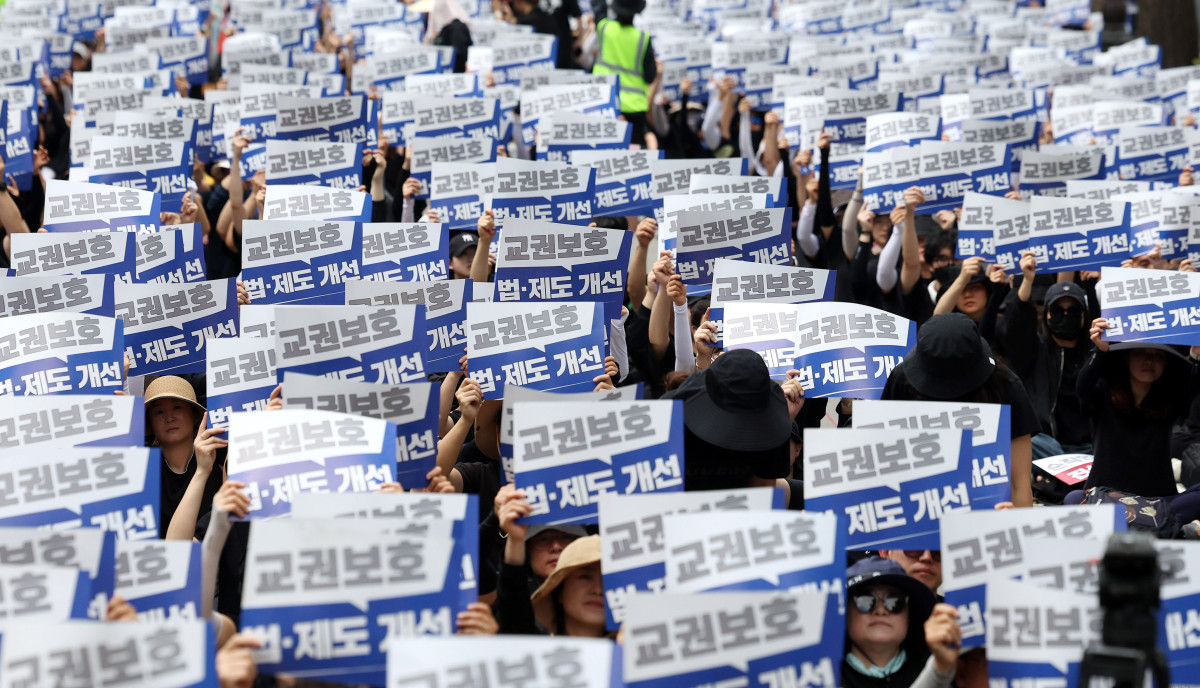 ▲전교조, 교총, 교사노조 등 교원 3단체가 서울 종로구 정부서울청사 인근에서 학생 가족 민원에 시달리다 숨진 제주 중학교 교사 추모 및 교권 보호 대책 요구 집회를 하고 있다. (뉴시스)