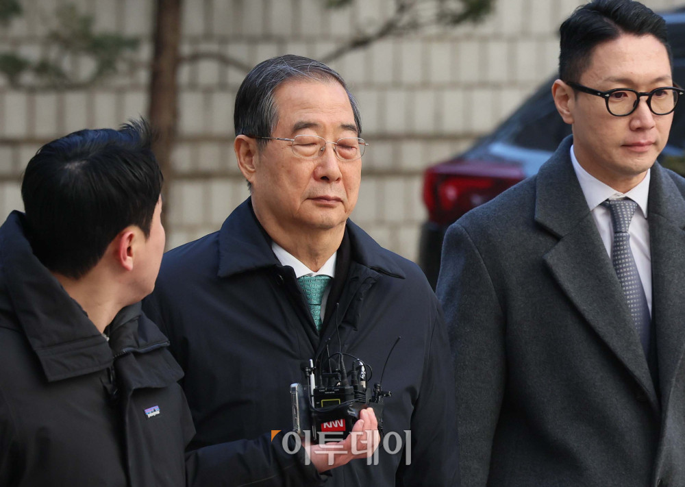 ▲한덕수 전 국무총리가 21일 서울 서초구 서울중앙지방법원에서 열린 내란 우두머리 방조, 내란 중요임무 종사 혐의 사건 1심 선고공판에 출석하고 있다. 신태현 기자 holjjak@  (이투데이DB)