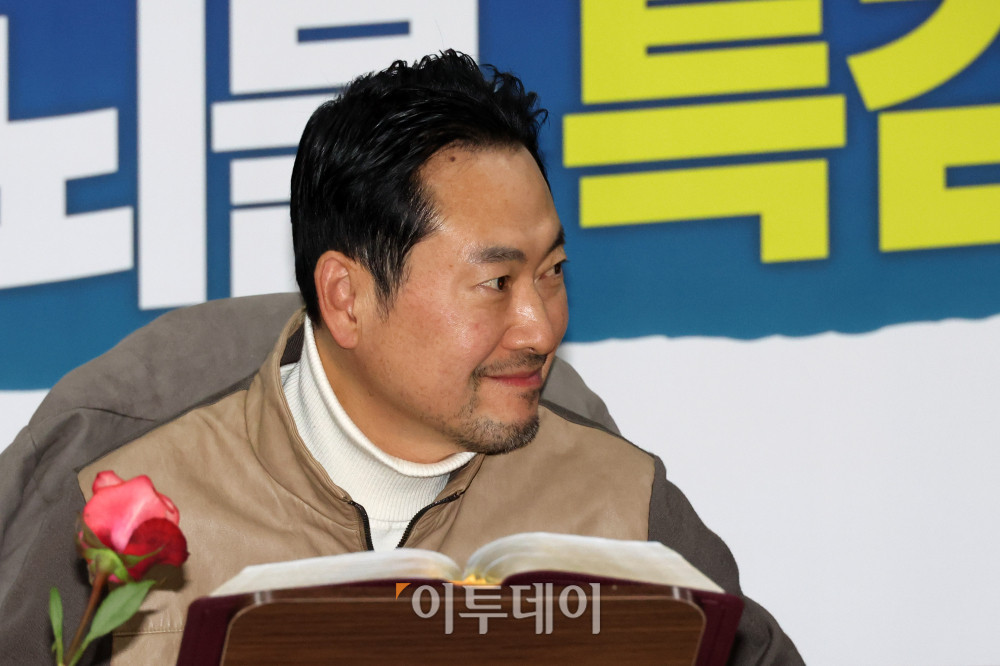 ▲통일교·공천헌금 '쌍특검' 수용을 요구하며 단식 일주일째를 맞은 장동혁 국민의힘 대표가 21일 서울 여의도 국회 로텐더홀 단식 농성장에서 지지자들의 응원에 미소짓고 있다. 고이란 기자 photoeran@