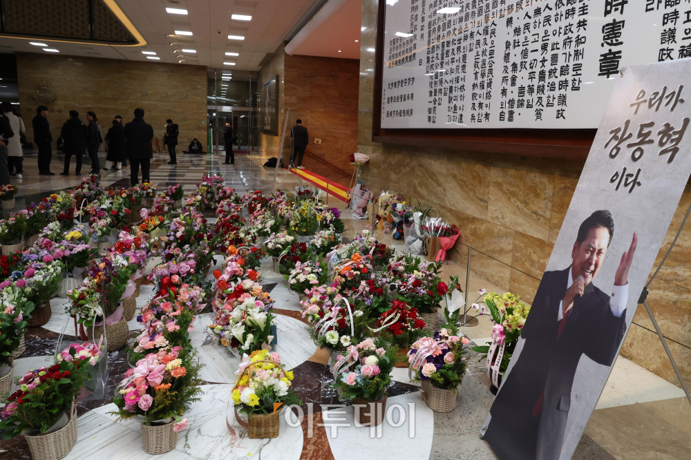 ▲21일 서울 여의도 국회 로텐더홀에 통일교·공천헌금 '쌍특검' 수용을 요구하며 단식 투쟁 중인 장동혁 국민의힘 대표 응원 꽃바구니가 줄지어 놓여있다. 고이란 기자 photoeran@