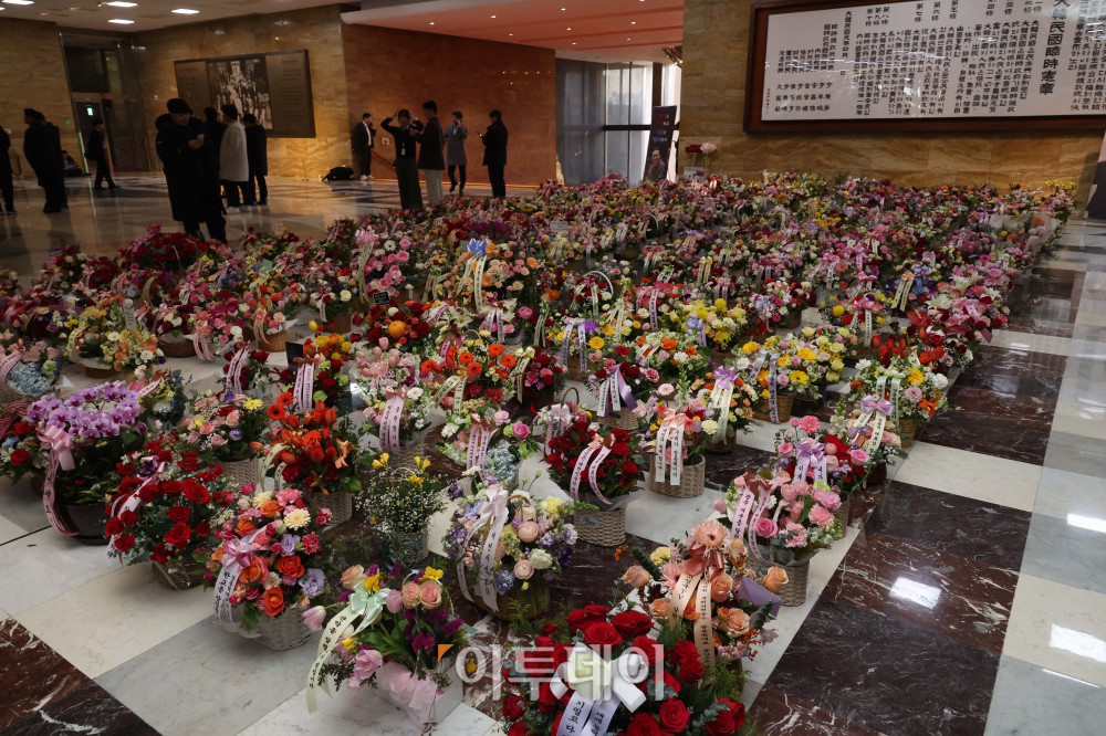 ▲21일 서울 여의도 국회 로텐더홀에 통일교·공천헌금 '쌍특검' 수용을 요구하며 단식 투쟁 중인 장동혁 국민의힘 대표 응원 꽃바구니가 줄지어 놓여있다. 고이란 기자 photoeran@