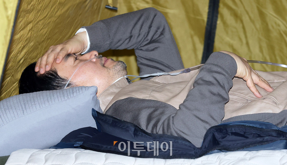 ▲통일교·공천헌금 '쌍특검' 수용을 요구하며 단식 일주일째를 맞은 장동혁 국민의힘 대표가 21일 서울 여의도 국회 로텐더홀 단식 농성장에서 텐트에 누워 있다. 고이란 기자 photoeran@