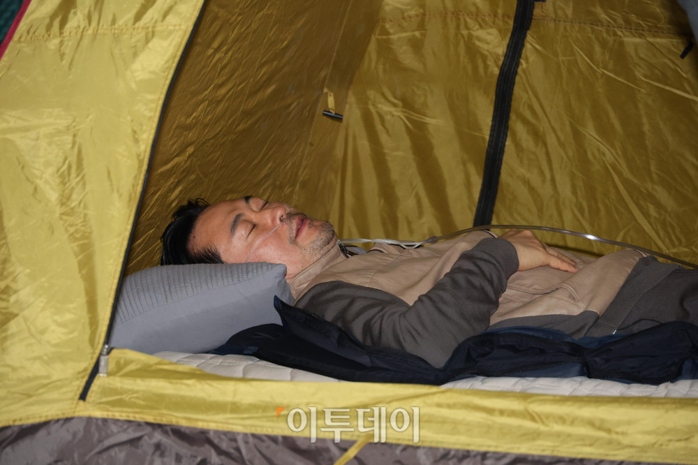 ▲통일교·공천헌금 '쌍특검' 수용을 요구하며 단식 일주일째를 맞은 장동혁 국민의힘 대표가 21일 서울 여의도 국회 로텐더홀 단식 농성장에 누워있다. 고이란 기자 photoeran@