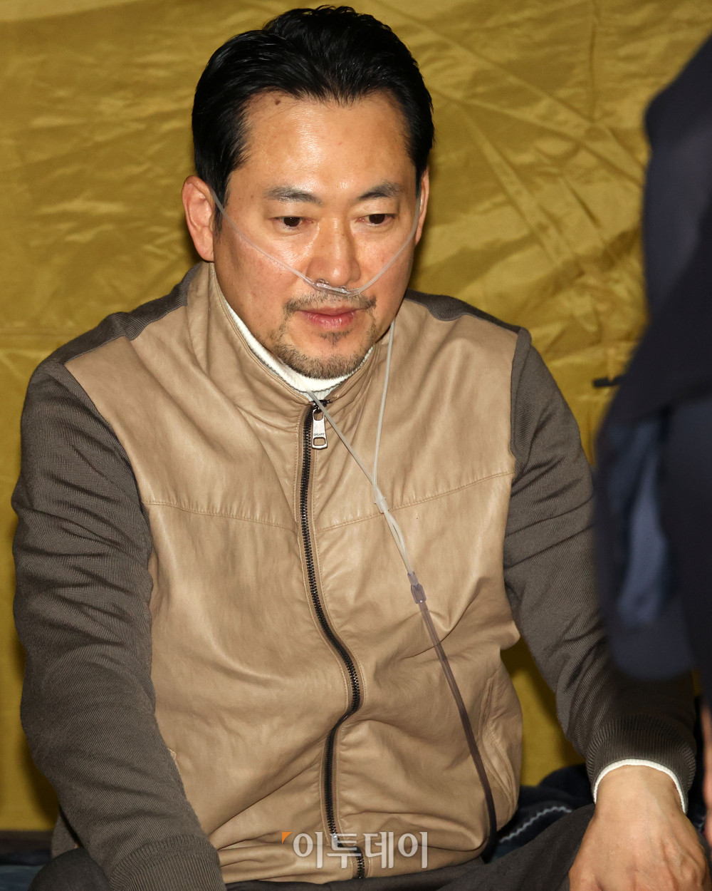 ▲통일교·공천헌금 '쌍특검' 수용을 요구하며 단식 일주일째를 맞은 장동혁 국민의힘 대표가 21일 서울 여의도 국회 로텐더홀 단식 농성장에 앉아있다. 고이란 기자 photoeran@