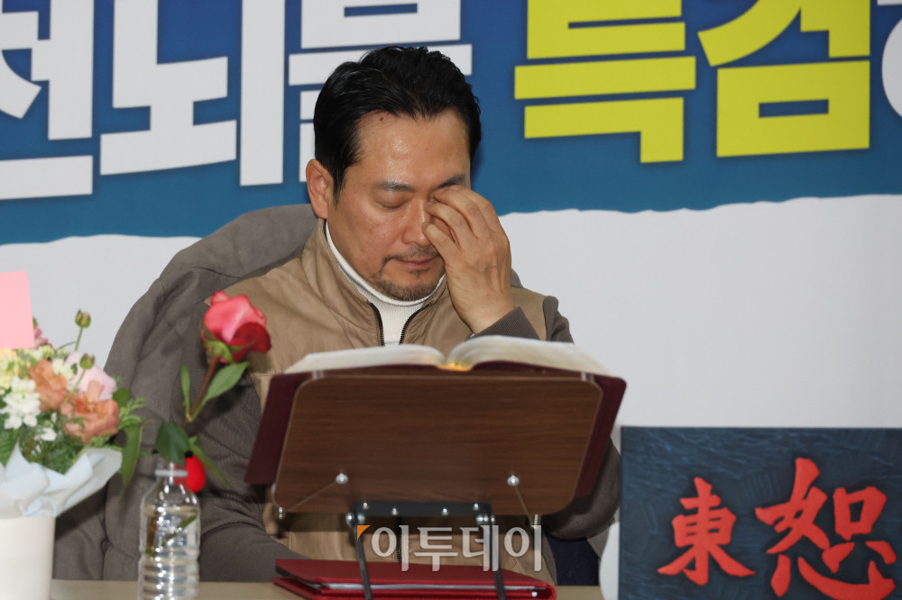 ▲통일교·공천헌금 '쌍특검' 수용을 요구하며 단식 일주일째를 맞은 장동혁 국민의힘 대표가 21일 서울 여의도 국회 로텐더홀 단식 농성장에서 얼굴을 만지고 있다.  고이란 기자 photoeran@