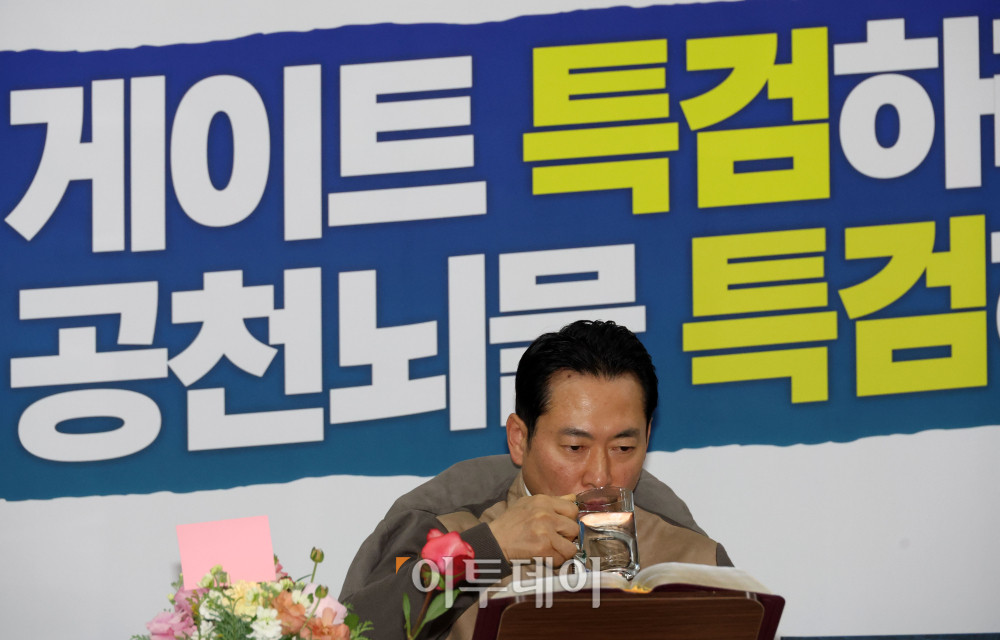 ▲통일교·공천헌금 '쌍특검' 수용을 요구하며 단식 일주일째를 맞은 장동혁 국민의힘 대표가 21일 서울 여의도 국회 로텐더홀 단식 농성장에서 물을 마시고 있다. 고이란 기자 photoeran@