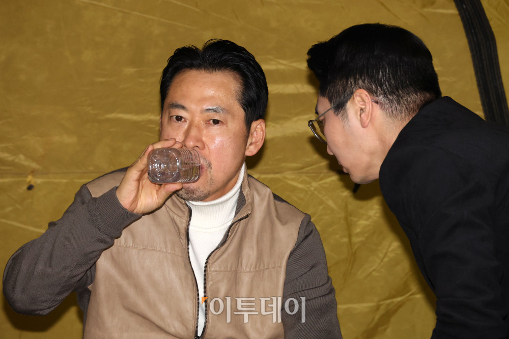 ▲통일교·공천헌금 '쌍특검' 수용을 요구하며 단식 일주일째를 맞은 장동혁 국민의힘 대표가 21일 서울 여의도 국회 로텐더홀 단식 농성장에서 물을 마시고 있다. 고이란 기자 photoeran@