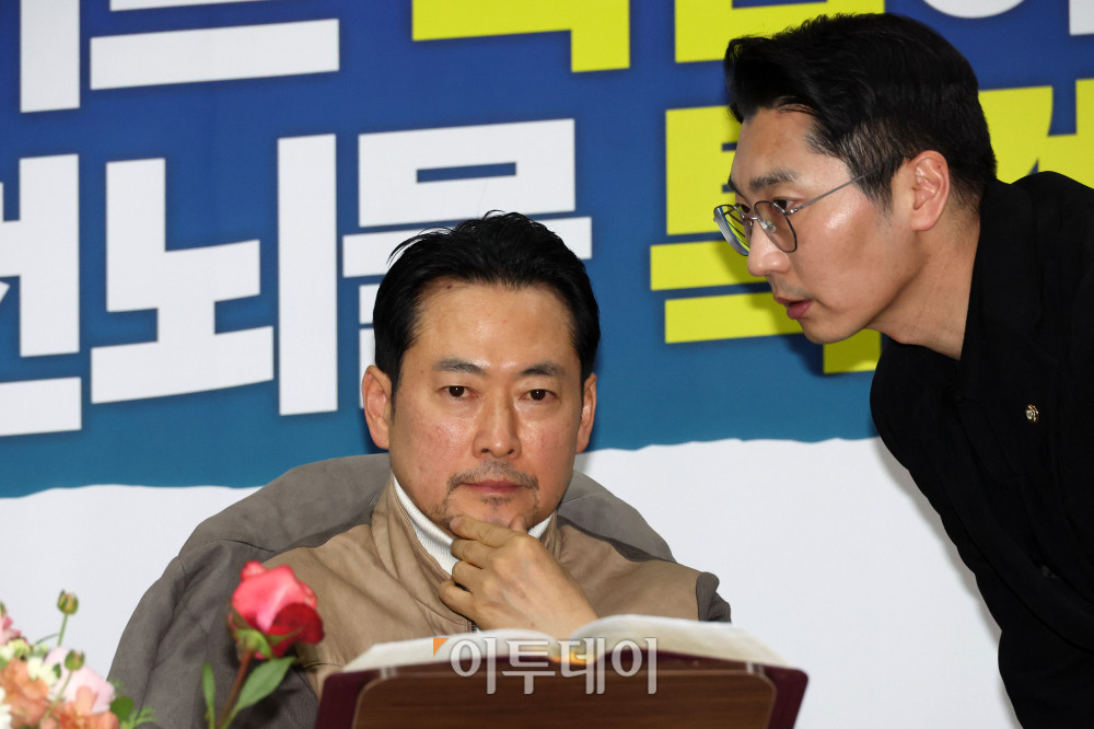 ▲통일교·공천헌금 '쌍특검' 수용을 요구하며 단식 일주일째를 맞은 장동혁 국민의힘 대표가 21일 서울 여의도 국회 로텐더홀 단식 농성장에서 박준태 당 대표 비서실장의 보고를 듣고 있다. 고이란 기자 photoeran@