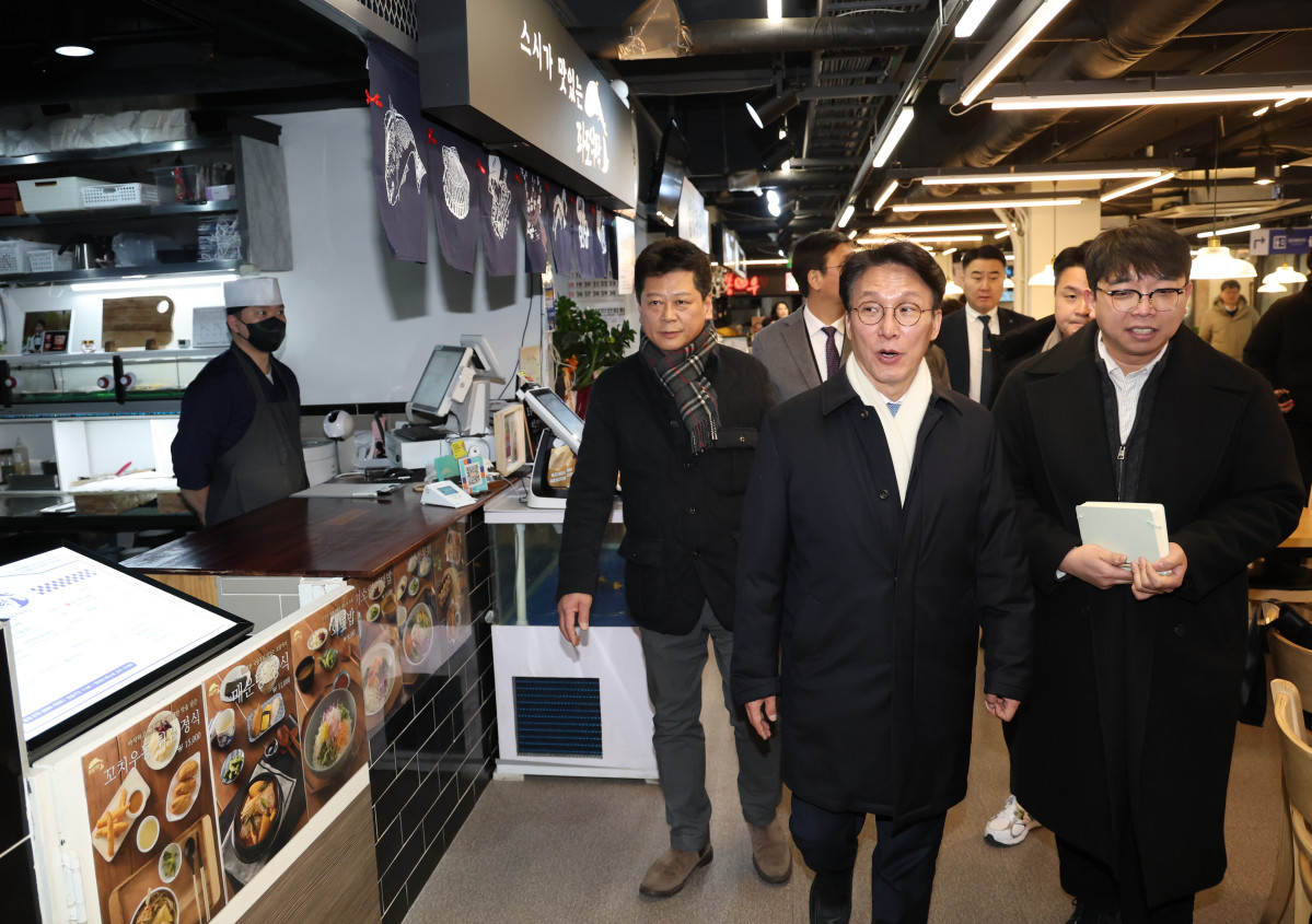 ▲김민석 국무총리가 21일 서울 동대문구 경동시장 청년몰에서 열리는 상인들과의 간담회에 앞서 상점을 둘러보고 있다. (연합뉴스)