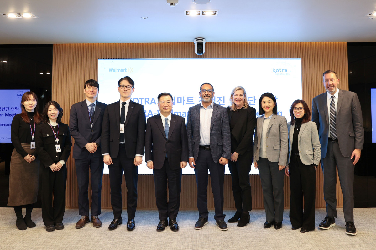 ▲강경성 코트라 사장(왼쪽에서 다섯 번째) 및 코트라 관계자와 월마트 경영진 5인이(왼쪽 여섯 번째부터) 면담 후 기념촬영을 하고 있다. (자료제공=코트라)