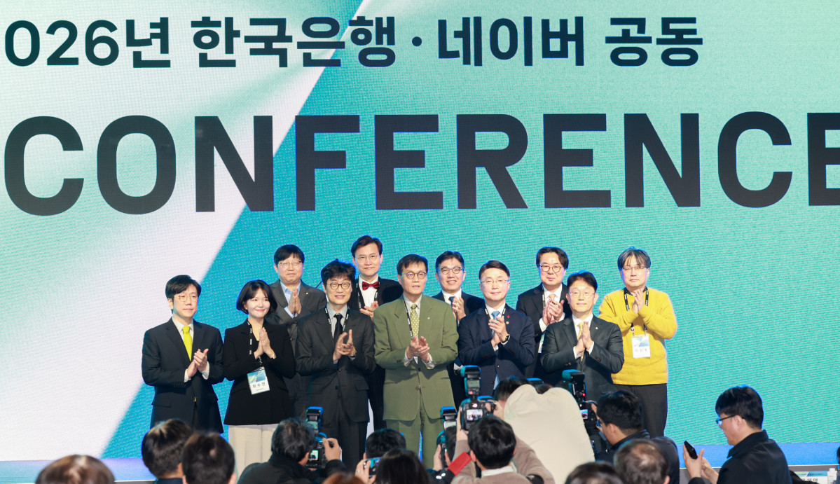 ▲21일 오후 서울시 중구 한국은행에서 열린 「한국은행-네이버 공동 AX 컨퍼런스」에서 이창용 한은 총재(앞줄 오른쪽부터 세 번째)와 이해진 네이버 의장, 류제명 과학기술정보통신부 2차관주요 참석자들이 기념사진을 찍고 있다.  (사진제공=한국은행)