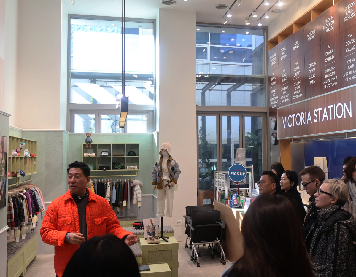 ▲21일 명동 플래그십 스토에서 열린 '헤지스 ‘2026년 가을·겨울 시즌(26FW) 글로벌 수주회’에서 김훈(왼쪽) 헤지스 글로벌총괄크리에이티브디렉터(CD)가 바이어들에게 제품을 설명하고 있다. (사진제공=LF)