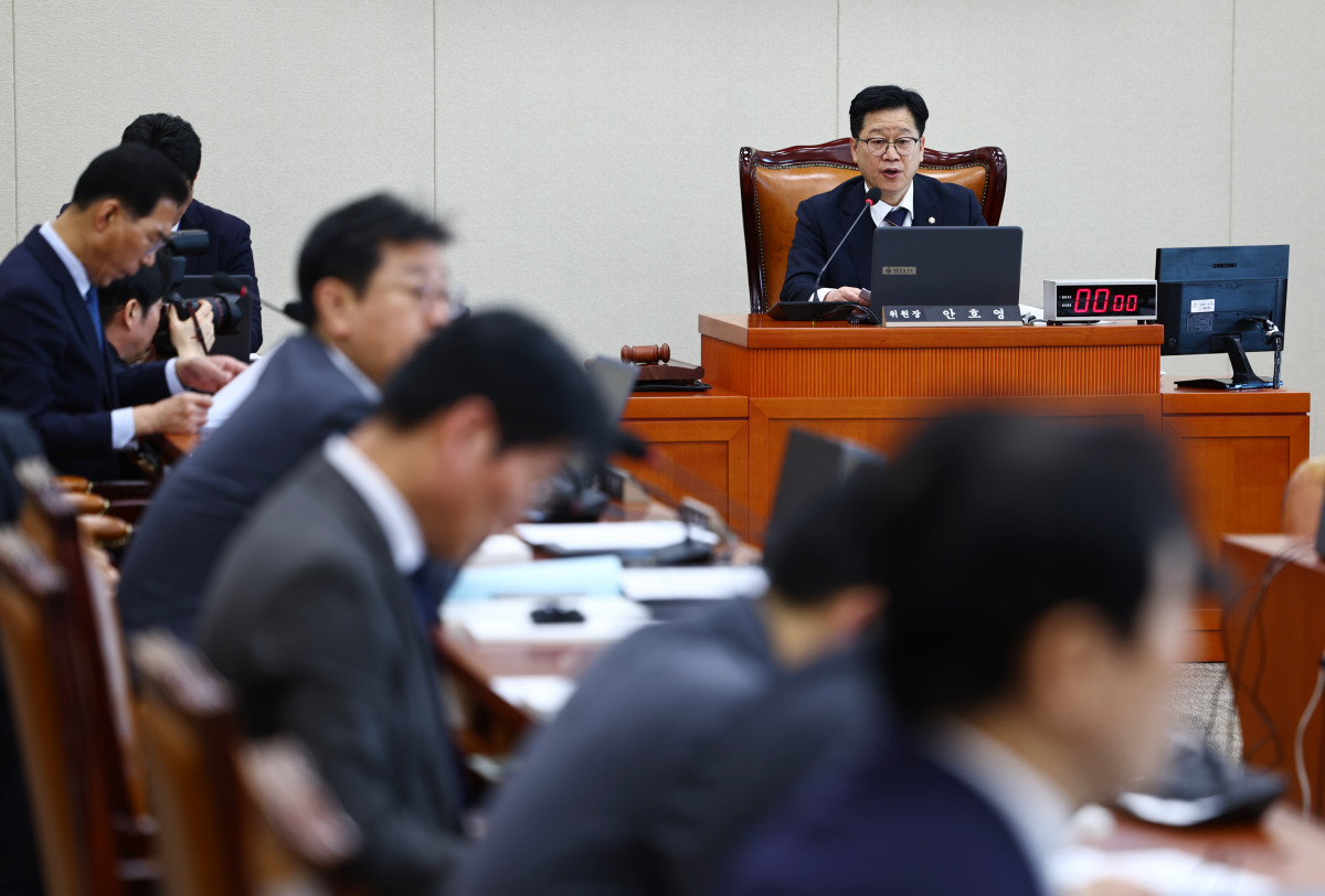 ▲안호영 국회 기후에너지환경노동위원장이 21일 오후 서울 여의도 국회 기후환노위 전체회의에서 열린 '노동 형태 변화에 따른 노동약자 및 일하는 사람 보호 관련 법률안에 관한 입법공청회'에서 발언하고 있다. 사진=뉴시스