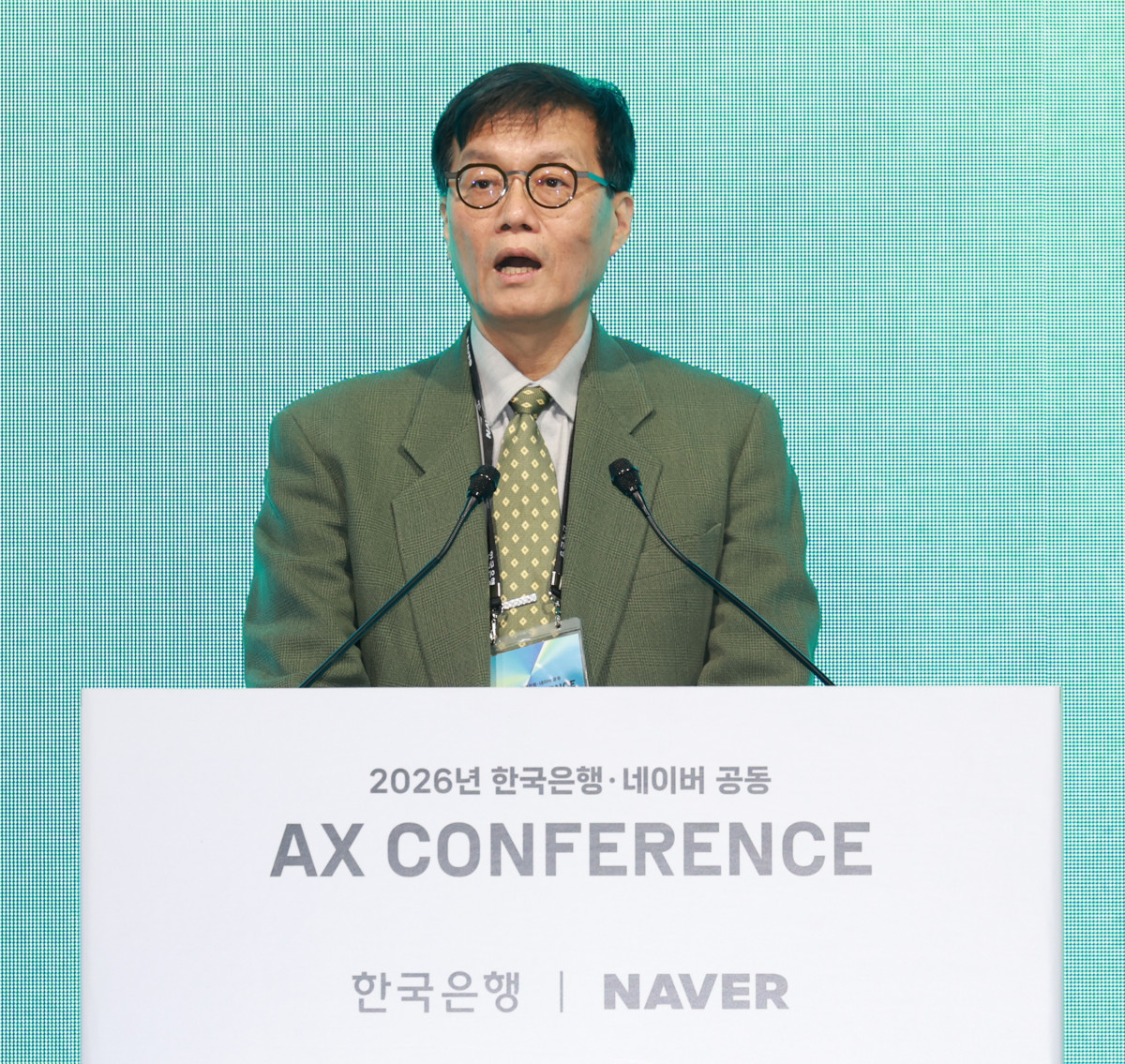 ▲이창용 한국은행 총재가 21일 서울 중구 한국은행 콘퍼런스홀에서 열린 ‘2026 한국은행·네이버 공동 AX 컨퍼런스’에서 참석해 발언하고 있다. (사진제공=한국은행)