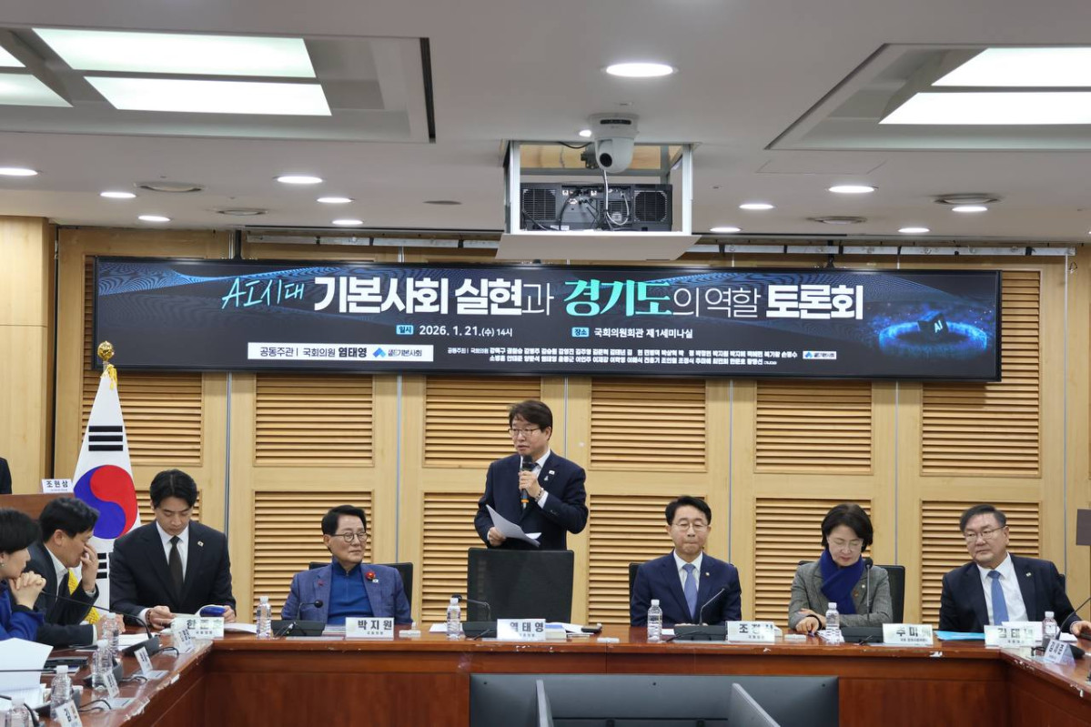 ▲염태영 더불어민주당 의원(경기 수원시무)이 21일 국회의원회관 제1세미나실에서 열린 'AI시대, 기본사회 실현과 경기도의 역할' 정책토론회에서 발언하고 있다. (염태영 의원실)