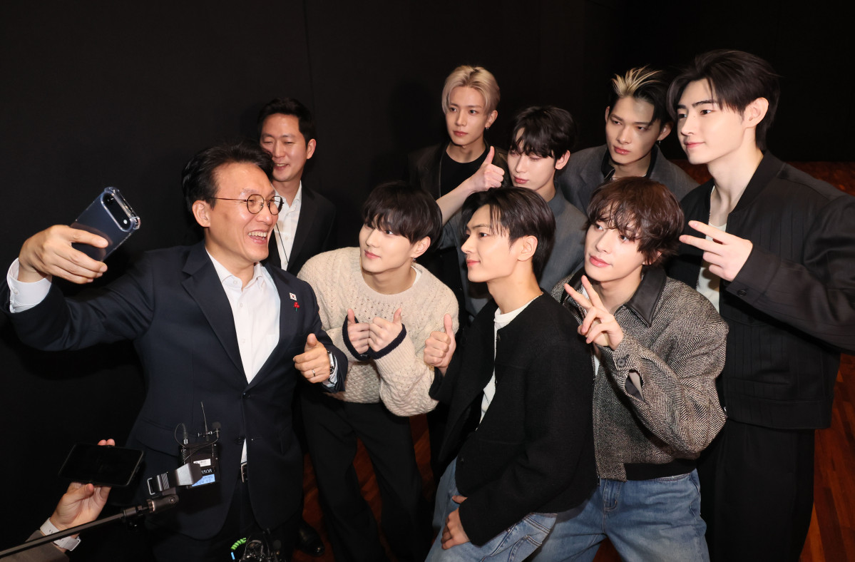 ▲김민석 국무총리가 21일 서울 용산구 하이브 사옥을 방문, 엔하이픈과 셀카를 찍고 있다. (연합뉴스 )