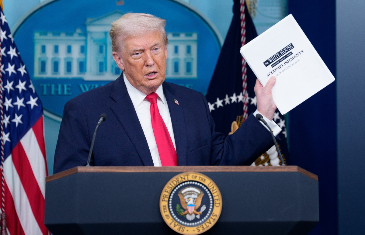 ▲도널드 트럼프 미국 대통령이 20일(현지시간) 백악관에서 열린 취임 1주년 깜짝 기자회견에서 ‘업적’이라고 적힌 두꺼운 종이 뭉치를 들고 연설하고 있다. 그는 이날 1시간 20분 동안 자신의 성과를 장황하게 소개하면서 “미국이 세계에서 가장 핫한 나라가 됐다”고 자화자찬했다. (워싱턴D.C./UPI연합뉴스)