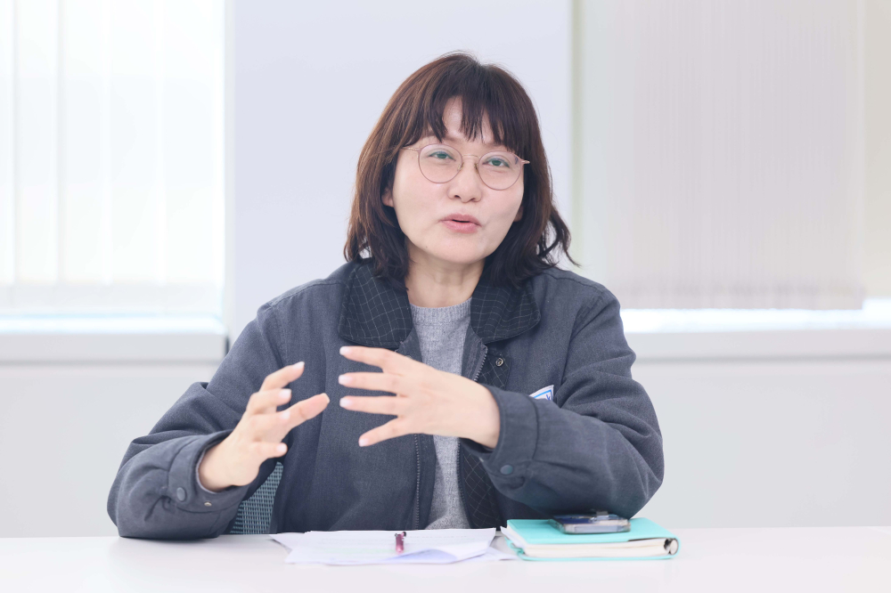 ▲권수진 동국생명과학 부사장은 최근 경기도 안성 동국생명과학 안성공장에서 본지와 만나 “바이엘로부터 안성공장을 인수하며 원료 합성부터 완제 생산까지 전 공정을 직접 수행하는 체계를 갖추게 됐다”고 말했다. (신태현 기자 holjjak@)