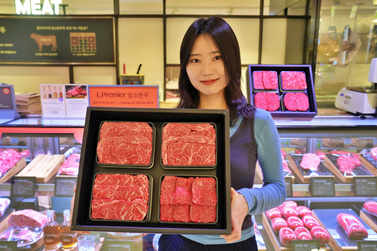 ▲모델이 2026 설 한우 선물세트를 들고 있다. (사진제공=롯데쇼핑)