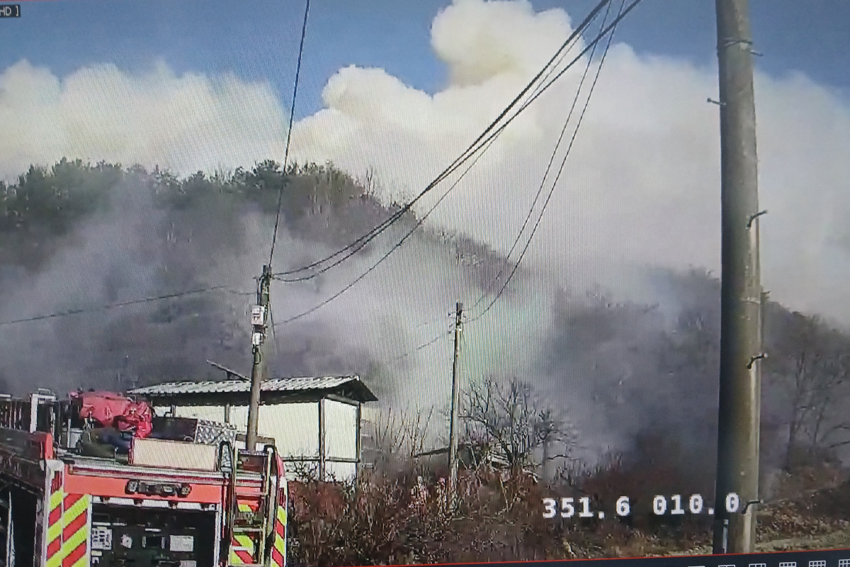 ▲21일 오후 3시 2분께 전남 광양에서 발생한 산불이 바람을 타고 확산하면서 소방 당국이 대응 2단계를 발령하고 진화 작업을 벌이고 있다. 사진=연합뉴스