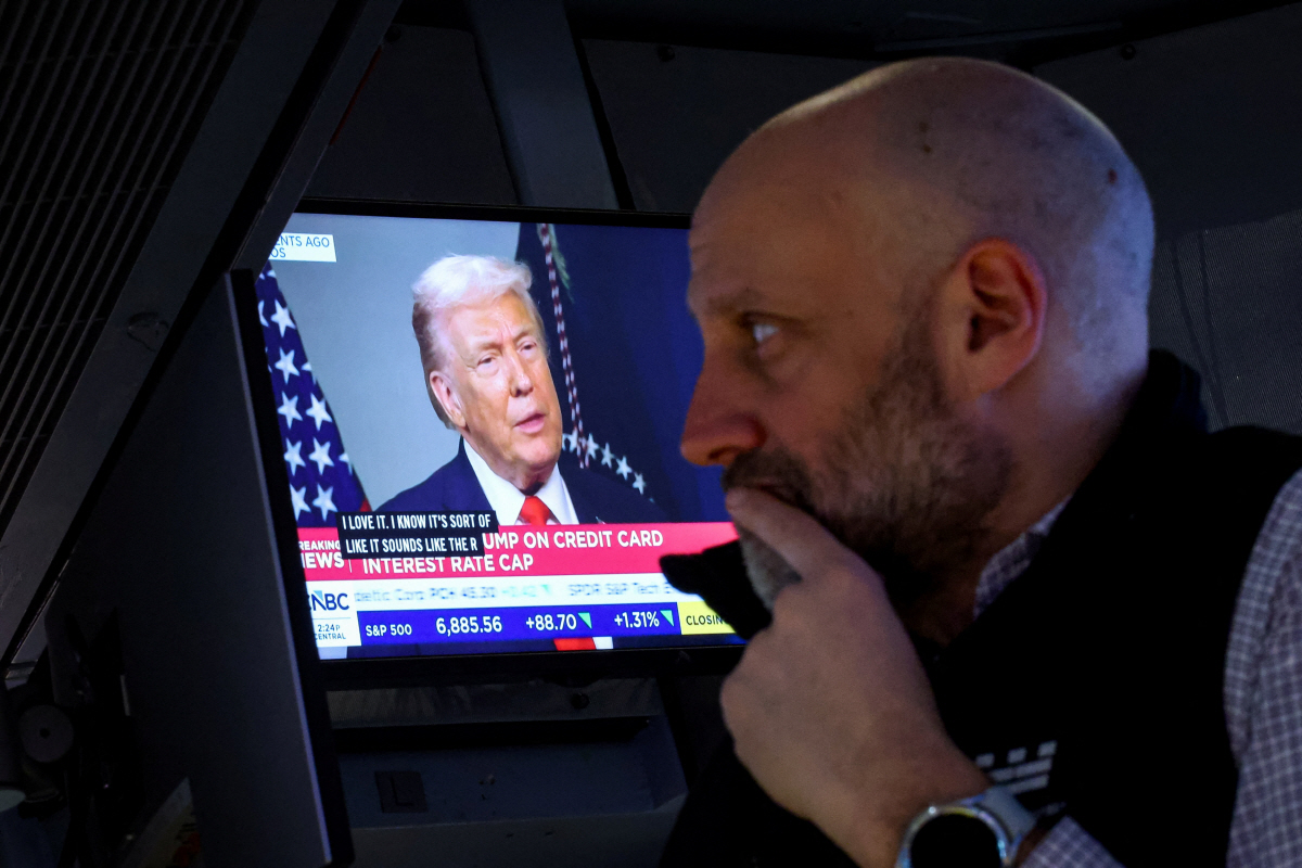 ▲뉴욕증권거래소에서 21일(현지시간) 트레이더가 주가를 살피고 있다. 뉴욕/로이터연합뉴스