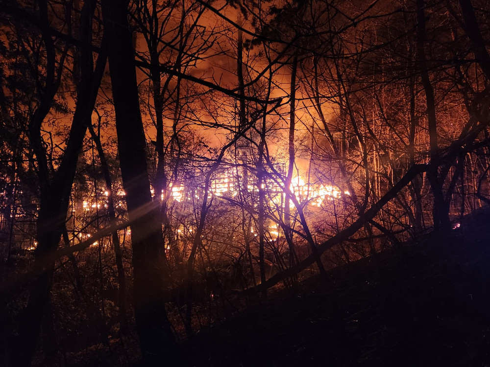▲21일 오후 부산 기장군 기장읍 한 공장에서 시작된 화재가 인근 산으로 옮겨붙어 확산하고 있다. (사진제공=부산소방본부)