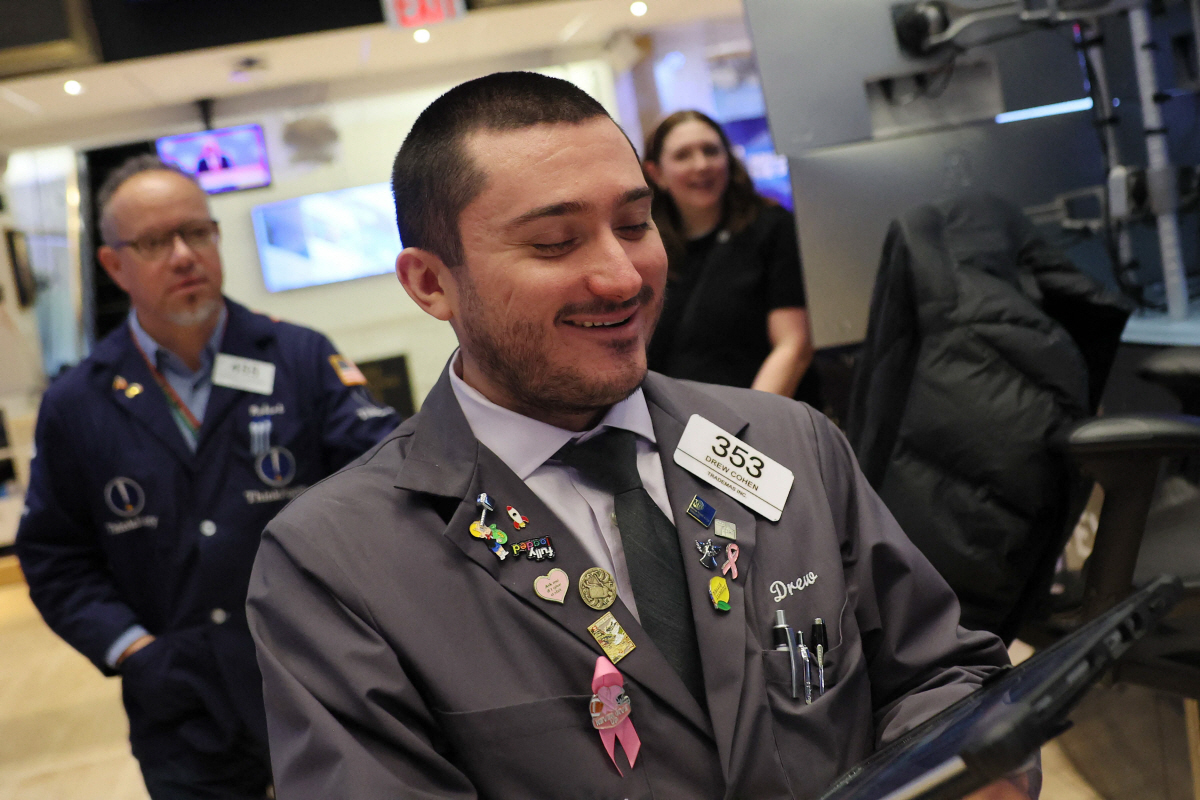 ▲미국 뉴욕증권거래소(NYSE)에서 21일(현지시간) 트레이더들이 근무하고 있다. (뉴욕/AFP연합뉴스)