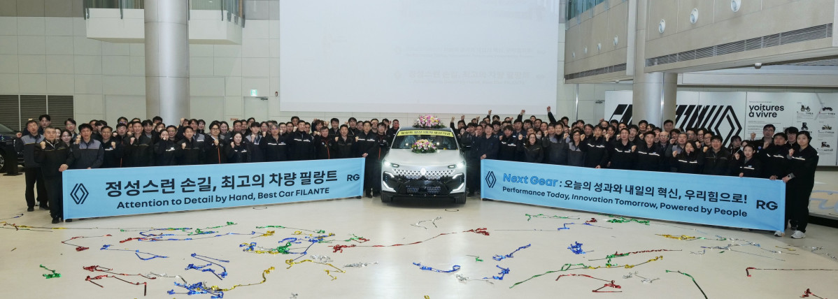 ▲21일 르노코리아 부산공장에서 개최한 르노 필랑트(FILANTE) 1호차 생산 기념 행사에서 임직원들이 기념 사진을 촬영하고 있다. (자료제공=르노코리아)