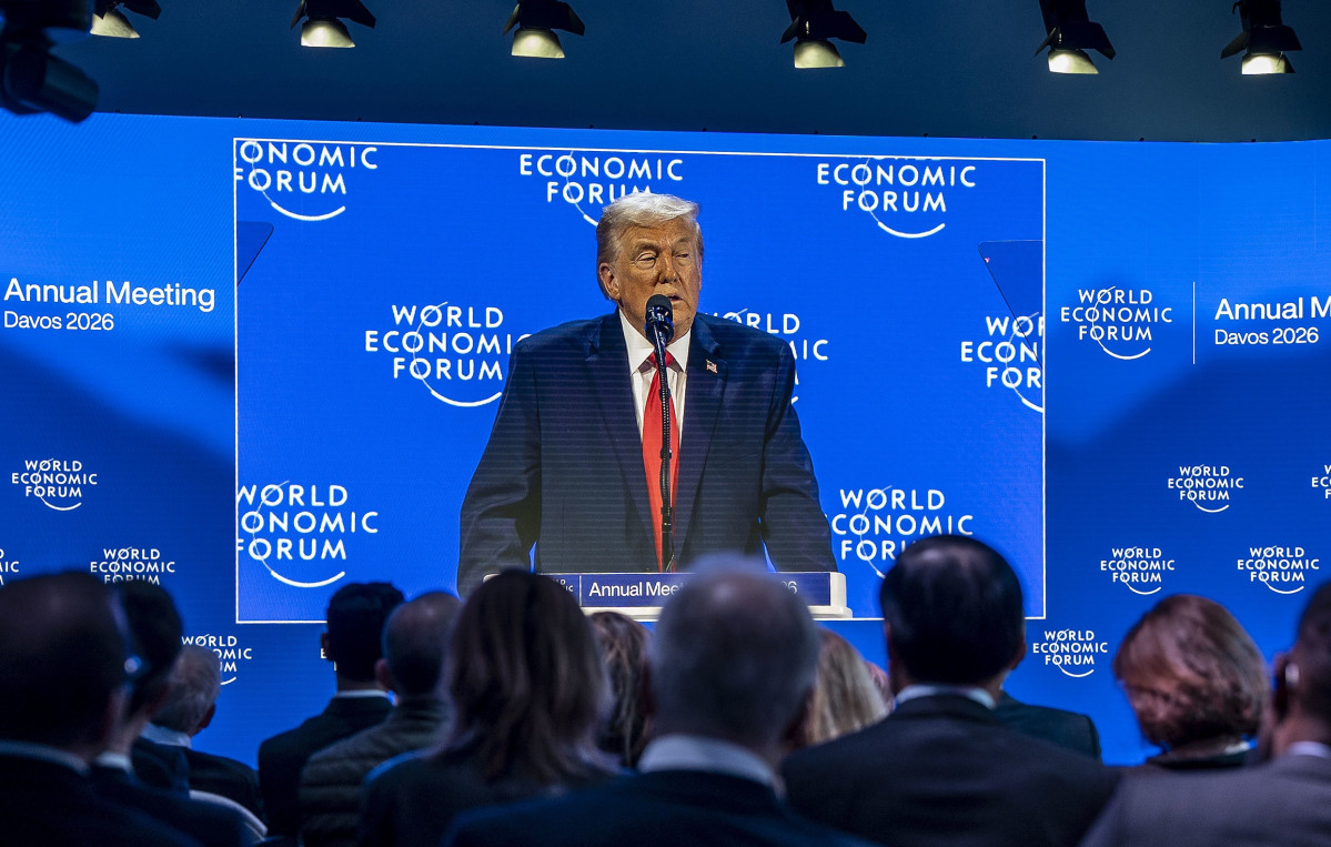 ▲도널드 트럼프 미국 대통령이 21일(현지시간) 자신의 사회관계망서비스(SNS) 트루스소셜에 "마르크 뤼터 북대서양조약기구(NATO·나토) 사무총장과의 매우 생산적인 회담을 바탕으로 그린란드와 사실상 북극 지역 전체에 관한 미래 합의의 틀(framework)을 만들었다"고 밝혔다. 사진은 다보스포럼에서 트럼프 대통령이 연설하고 있다. (다보스(스위스)/AP연합뉴스)