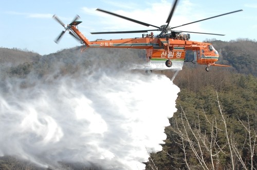 ▲전남 광양시 산불 진화 현장에 투입되는 대형 헬기 (사진제공=산림청)