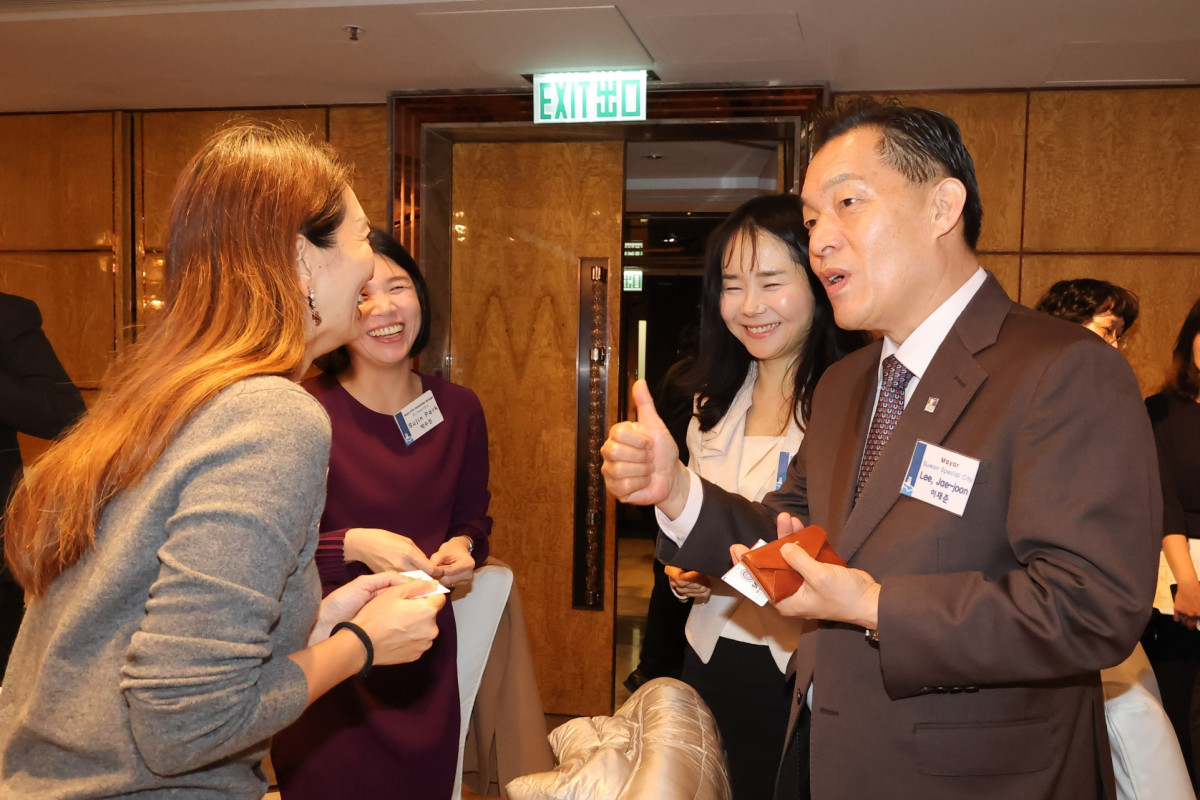 ▲이재준 수원특례시장이 21일 홍콩 리츠칼튼호텔에서 열린 수원경제자유구역 투자유치설명회에서 현지 기업 관계자들과 환담하며 엄지를 치켜세우고 있다. (수원특례시)