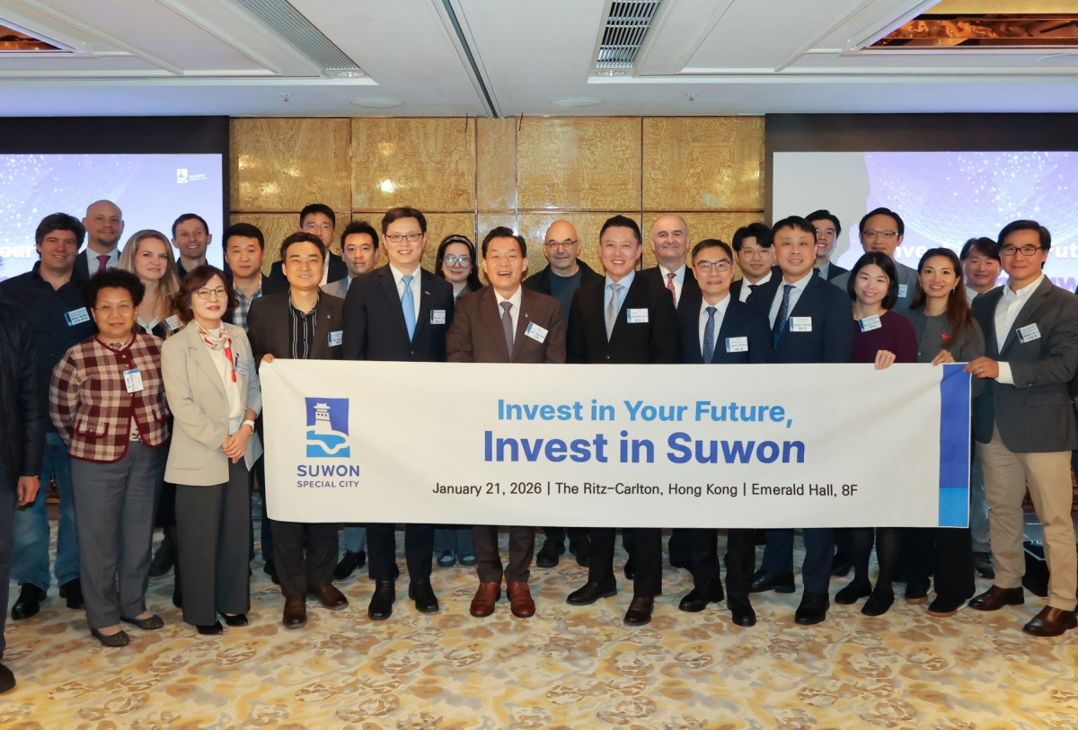 ▲이재준 수원특례시장(가운데)과 홍콩무역발전국 관계자, 현지 기업 경영진 등 투자유치설명회 참석자들이 'Invest in Your Future, Invest in Suwon' 현수막을 들고 기념촬영하고 있다. (수원특례시)