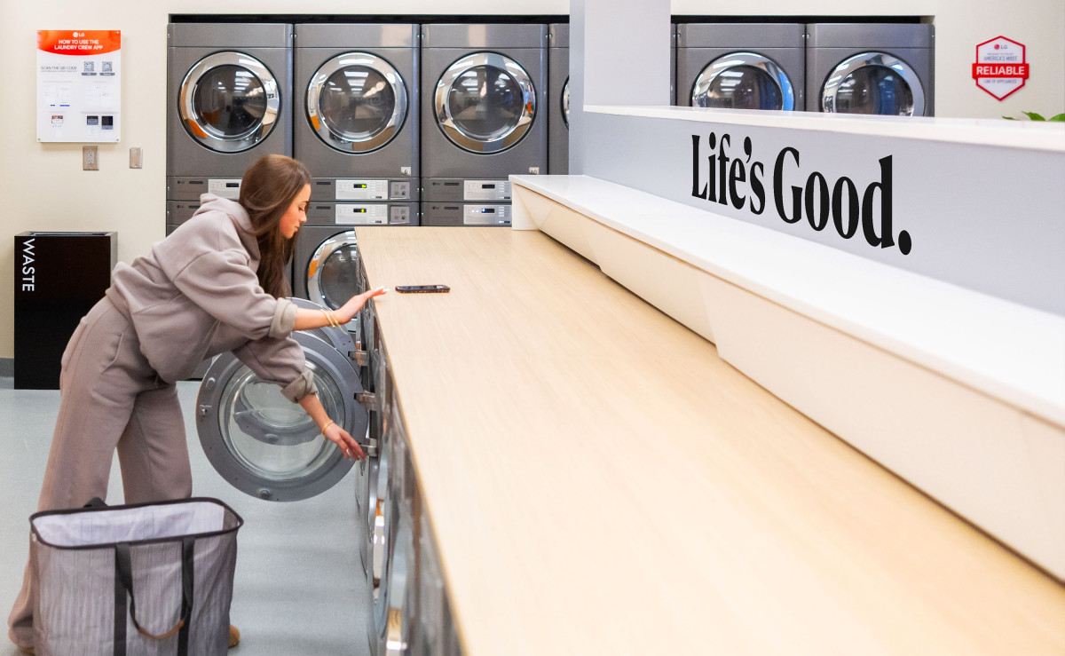 ▲LG전자가 미국 테네시 주립대학교 기숙사에 상업용 세탁 체험 공간 ‘LG 런드리 라운지’를 오픈했다. 대학생들이 차별화된 핵심 부품 '인버터 DD 모터'가 탑재된 LG전자의 상업용 세탁기를 이용하고 있다. (사진제공=LG전자)