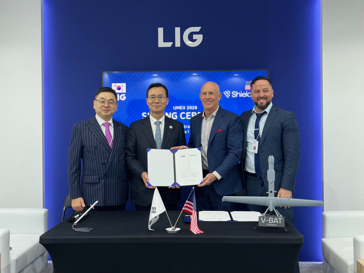 ▲21일(현지시간) LIG넥스원과 쉴드 AI 주요 관계자들이 아랍에미리트(UAE) 아부다비에서 열린 무인‧자율 시스템 전시회 ‘UMEX 2026’에서 계약기념 행사 후 사진을 촬영하고 있다. (왼쪽부터) 구본상 LIG 회장, 신익현 LIG넥스원 대표, 밥 하워드(Bob Harward) 쉴드 AI 수석 부회장, 마이크 한린(Mike Hanlin) 쉴드 AI 글로벌 전략 및 사업개발 총괄. (사진제공=LIG넥스원)