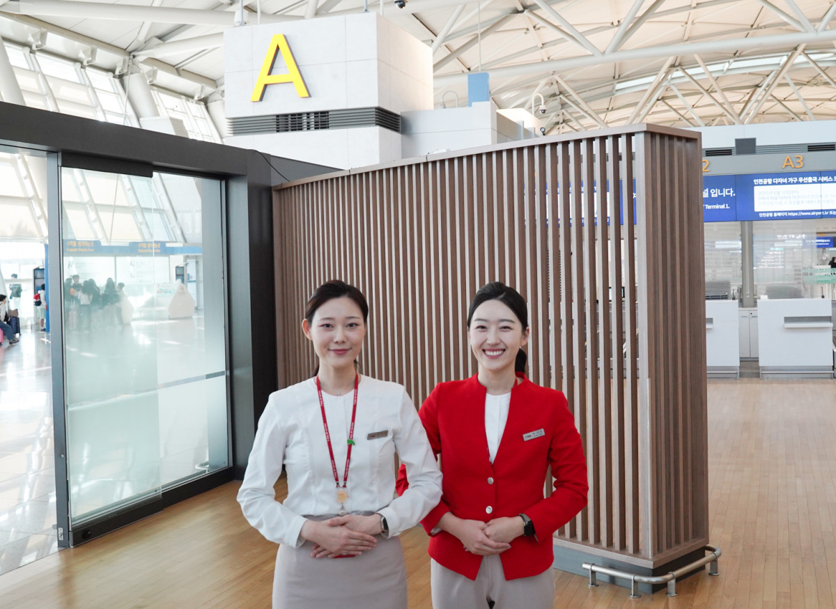 ▲티웨이항공 임직원들이 인천국제공항 제1여객터미널 A카운터를 안내 중이다. A카운터는 26일부터 비즈니스 클래스 승객 대상 ‘프리미엄 체크인’ 서비스를 제공할 계획이다. (사진=티웨이항공)