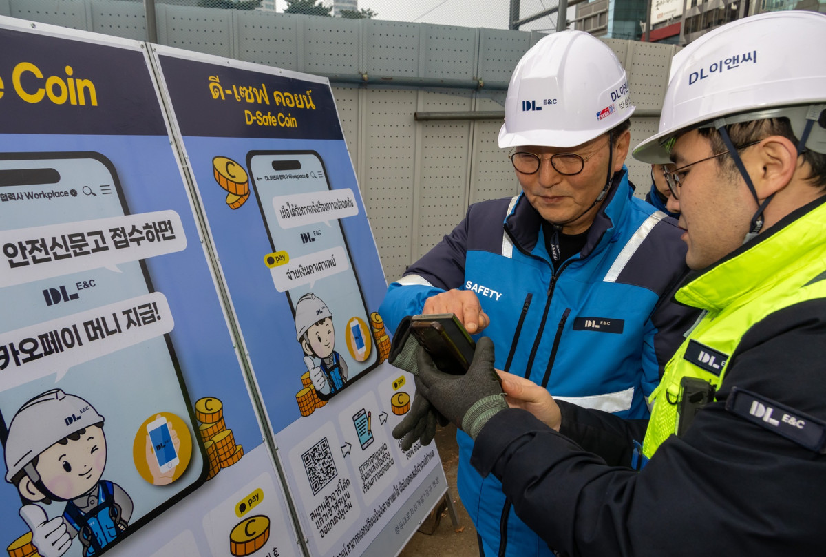 ▲영동대로 지하공간 복합개발 1공구 건설 현장에서 박상신 DL이앤씨 대표(왼쪽)가 QR코드를 통해 작업중지권을 활용하고 있다. (사진제공=DL이앤씨)