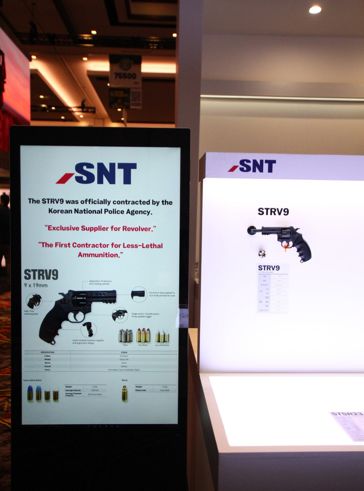 ▲미국ShotShow2026 전시회부스 내 저위험권총 및 저위험탄 전시모습 (사진제공=SNT모티브)