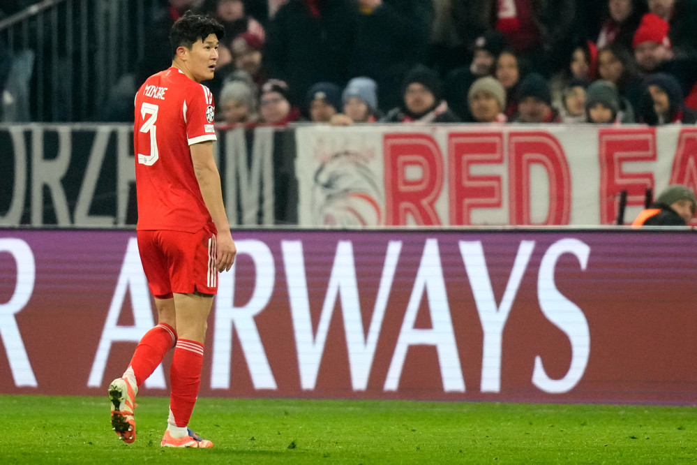 ▲바이에른 뮌헨의 김민재가 21일(현지시간) 독일 뮌헨에서 열린 UEFA 챔피언스리그 리그 페이즈 위니옹 생질루아즈전에서 경고 누적 퇴장을 당한 뒤 그라운드를 떠나고 있다. (AP/연합뉴스)